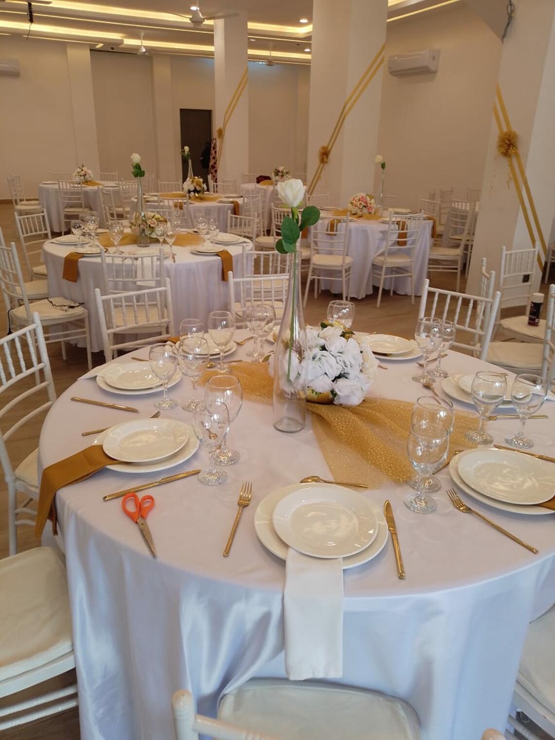 Une salle de fête dressée pour une réception